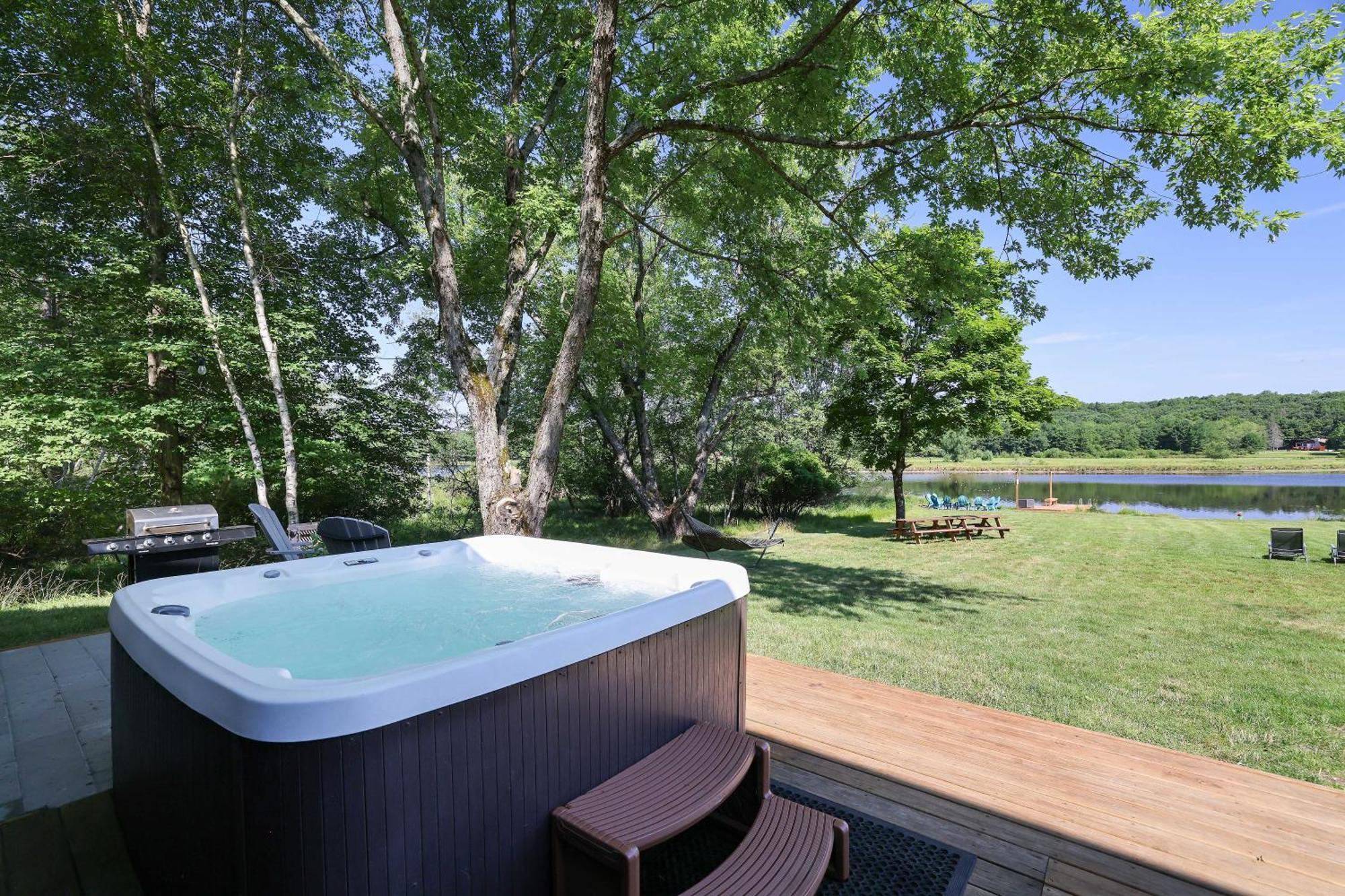 Poconos Brand New Lakefront Oasis 1 Acre, Hottub Gameroom Firepits Talk About Privacy Albrightsville Экстерьер фото